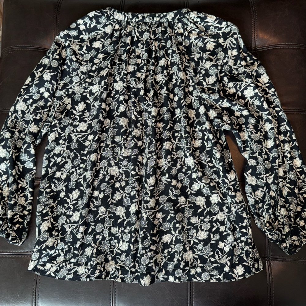 Old Navy     Long sleeve split neck    Women’s PETITE XS - Picture 2 of 2